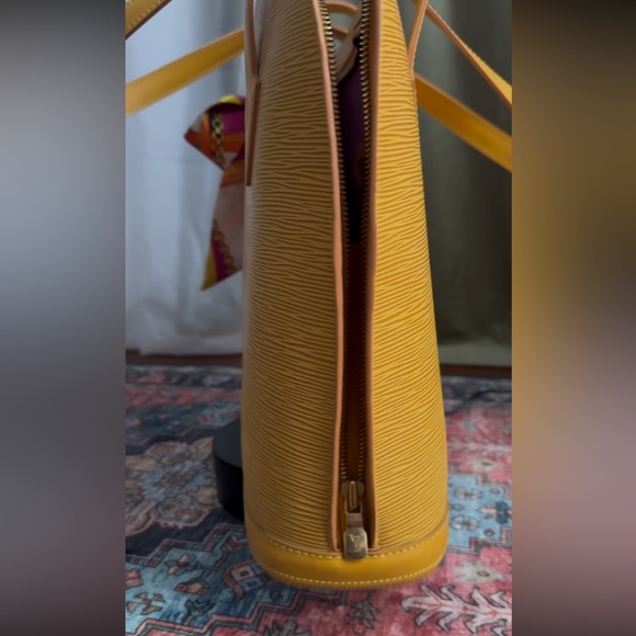 EUC LV (Pristine Interior) Epi Lussac Yellow Leather Louis Vuitton Shoulder Bag - Picture 8 of 12
